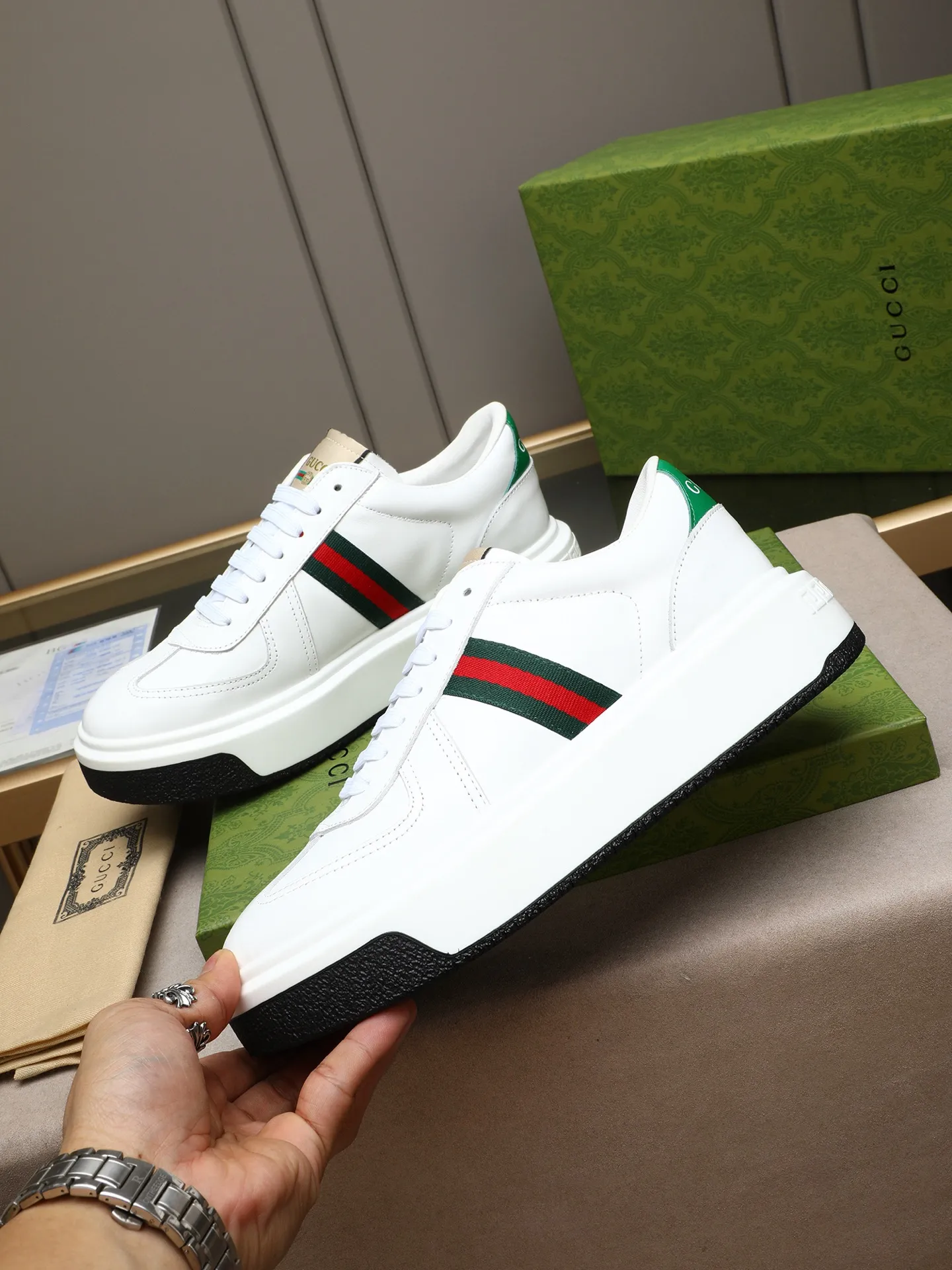 Men's shoes 💰480 New men's shoes GUCCI Fashion trend Made of first-layer calfskin ➕ washed sheep lining! The foot feels super comfortable and the workmanship is impeccable. Foam ultra-light outsole, size: 38-44 (45 customized) 4 colors to choose from!